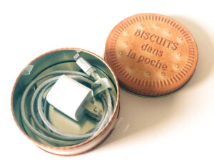 まるい缶にコード収納