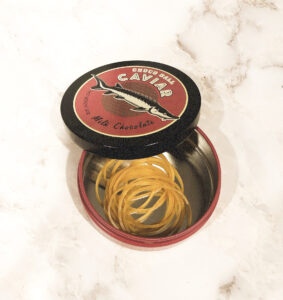 まるい缶の中に輪ゴム