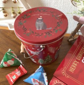 クリスマスネコバケツ缶