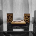 レコードプレイヤー木箱とオーディオスピーカー木箱　